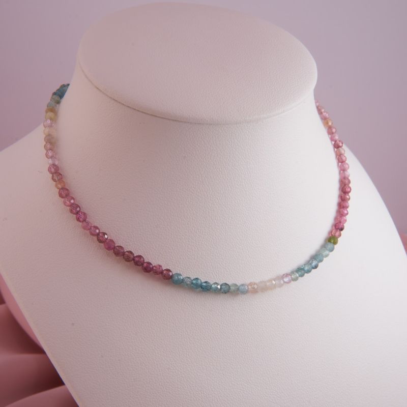 Preview: Turmalinkette Multicolor farbverlaufend und facettiert auf einer Schnmuckbüste präsentiert.